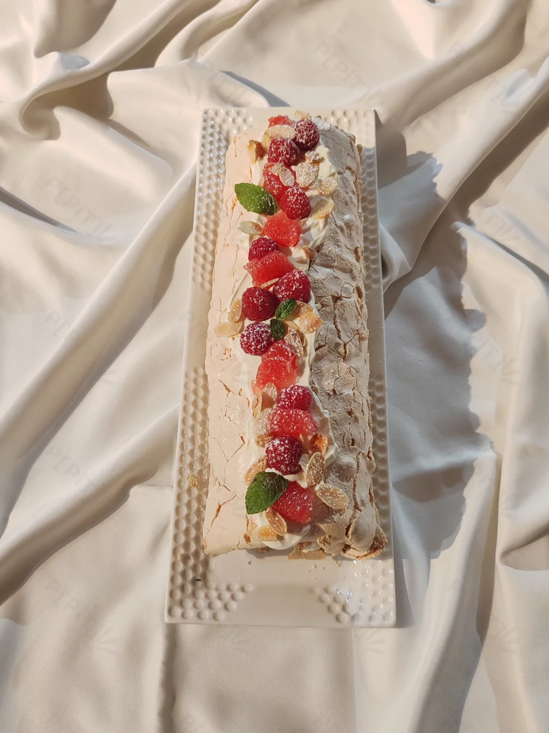 Pavlova roulée présentée sur un plat
