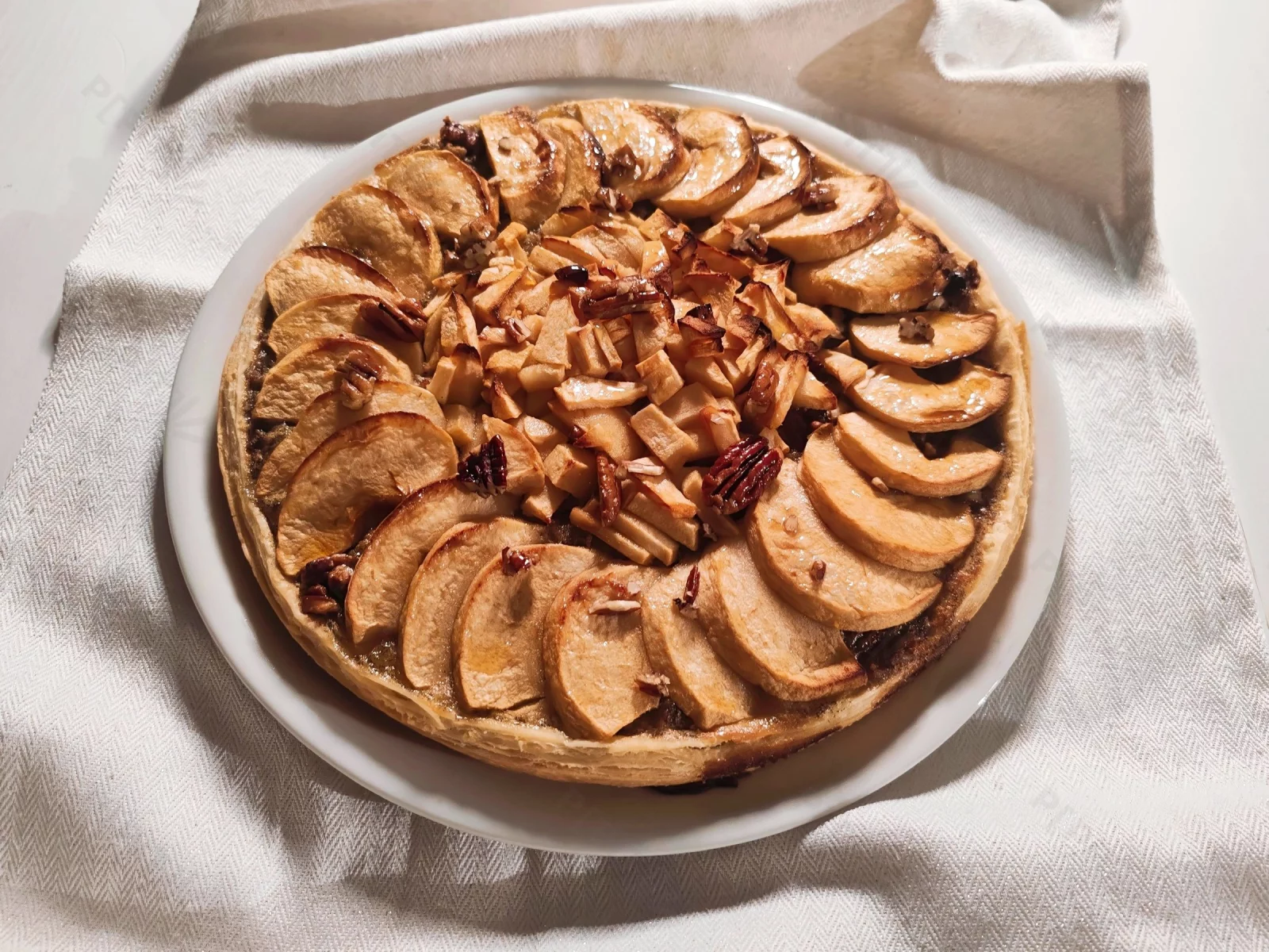 Tarte Pomme-Pécan au Sirop d’Érable servie sur une table.