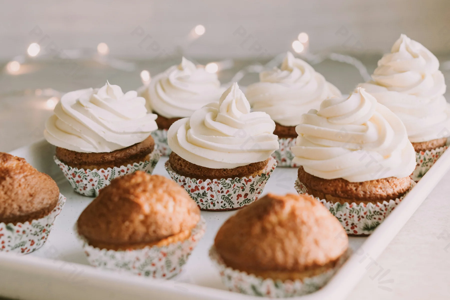 Main tenant une poche à douille et pochant de la crème