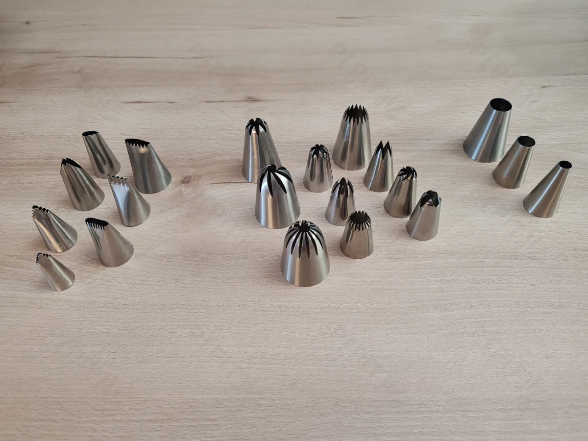 Plusieurs types de douilles en inox posées sur une table